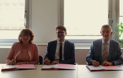de gauche à droite: Mme Cécile Mariller (présidente du tribunal administratif), M. Adrien Bascoulergue (doyen de la faculté de droit, représentant Mme Isabelle von Bueltzingsloewen, présidente de l'université Lyon 2), M. Eric Kolbert (président de la cour administrative d'appel).  photo service communication Université Lyon 2