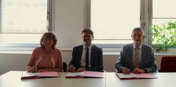 de gauche à droite: Mme Cécile Mariller (présidente du tribunal administratif), M. Adrien Bascoulergue (doyen de la faculté de droit, représentant Mme Isabelle von Bueltzingsloewen, présidente de l'université Lyon 2), M. Eric Kolbert (président de la cour administrative d'appel).  photo service communication Université Lyon 2